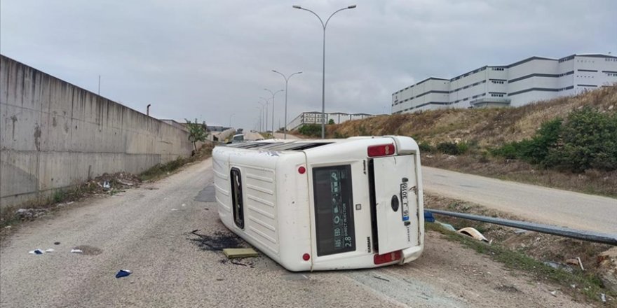 Bursa'da işçi servisi minibüsünün devrildiği kazada 13 kişi yaralandı