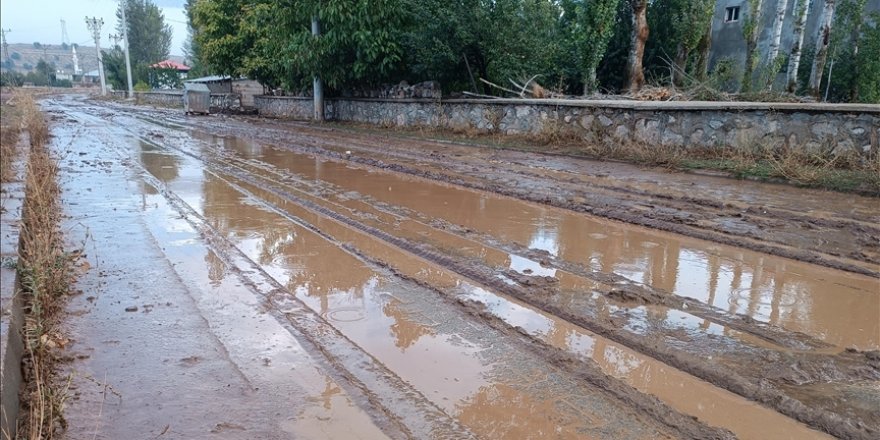 Bitlis'te sağanak, sel ve taşkınlara neden oldu