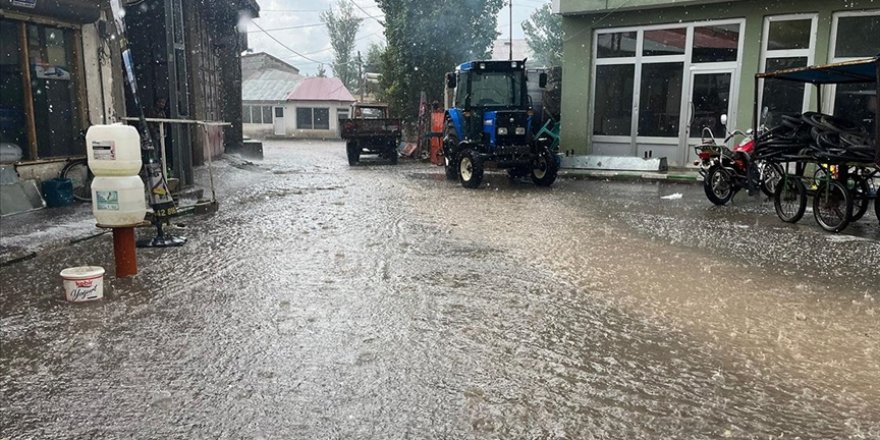 Ağrı'da sağanak ve dolu etkili oldu