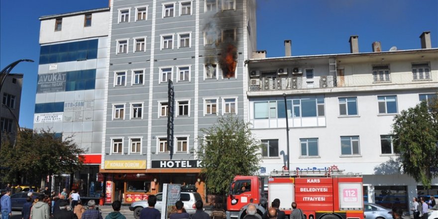 Kars'ta otelde çıkan yangın söndürüldü