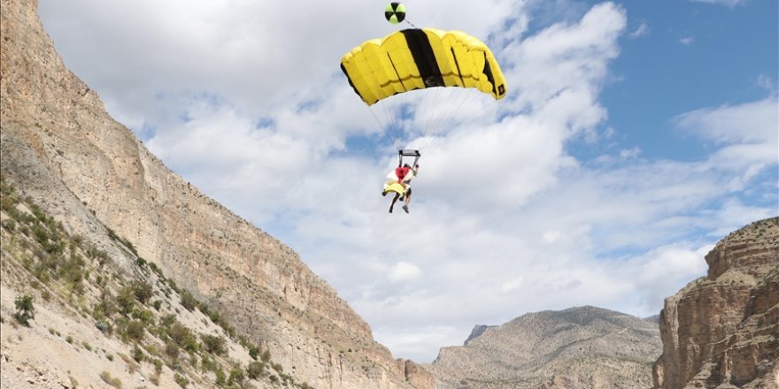 Erzurum semalarında wingsuit uçuşu ve akrobasi gösterisi