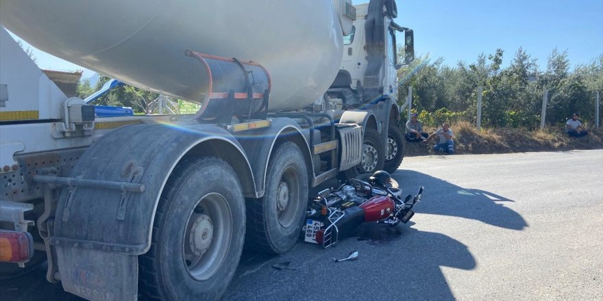 Manisa'da beton mikseri ile çarpışan motosikletin sürücüsü öldü