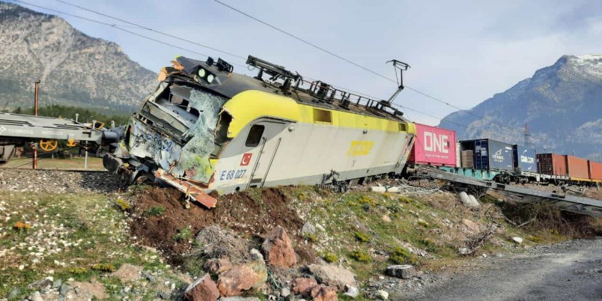 Adana’da yük treni raydan çıktı