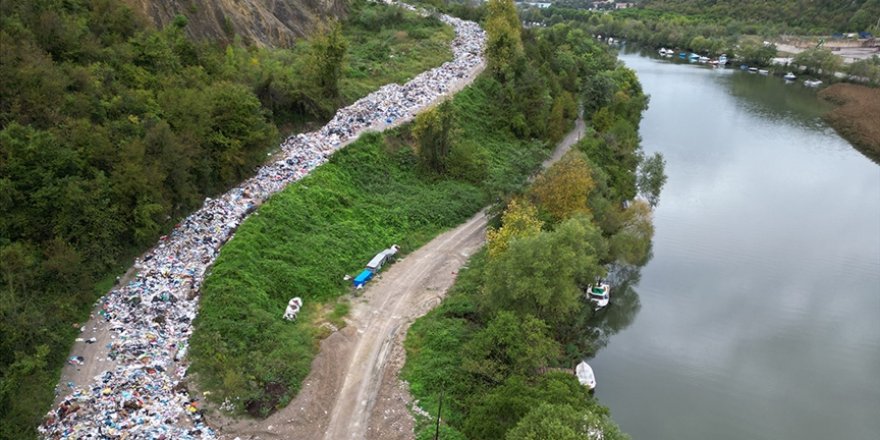 Bartın'da vahşi depolama alanının dolması nedeniyle çöplerin yola dökülmesine inceleme