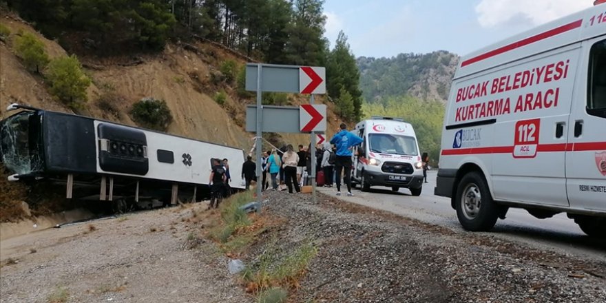 Burdur'da yolcu otobüsünün tıra çarpıp şarampole devrildiği kazada 8 kişi yaralandı