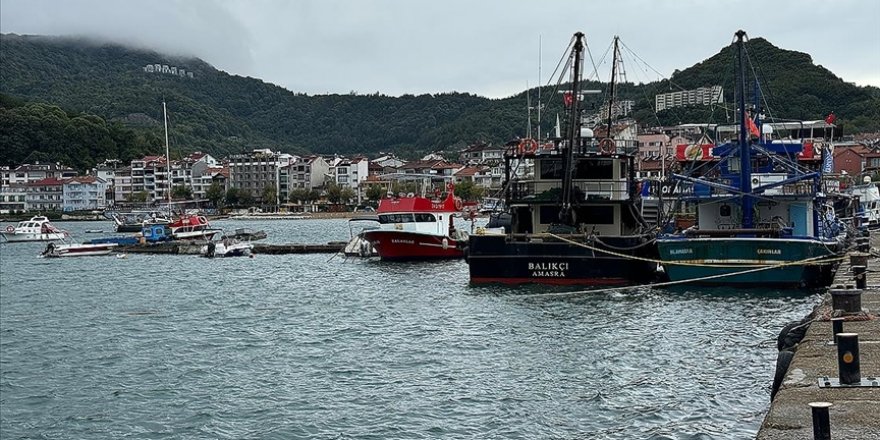 Bartın'da balıkçılar, fırtına uyarısı üzerine gemi ve tekneleri limana çekti