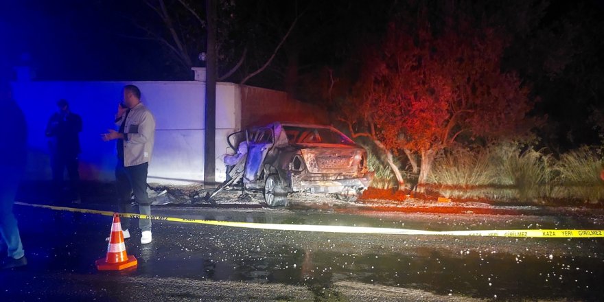 İzmir'de duvara çarpıp alev alan otomobilin sürücüsü öldü