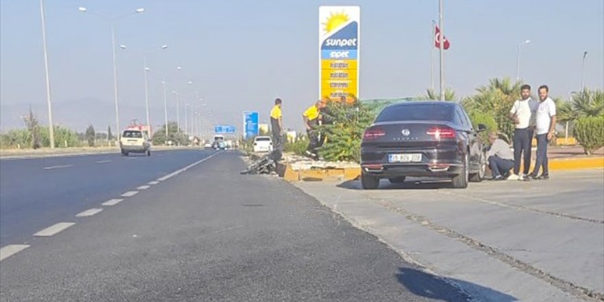 Manisa'da otomobil ile çarpışan motosikletteki çocuk öldü