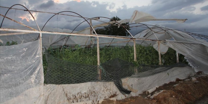 Antalya’da hortum ev ve seralara zarar verdi