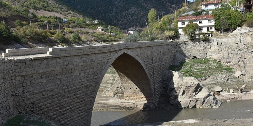 Torul Baraj Gölü'nde sular çekilince tarihi köprü ortaya çıktı