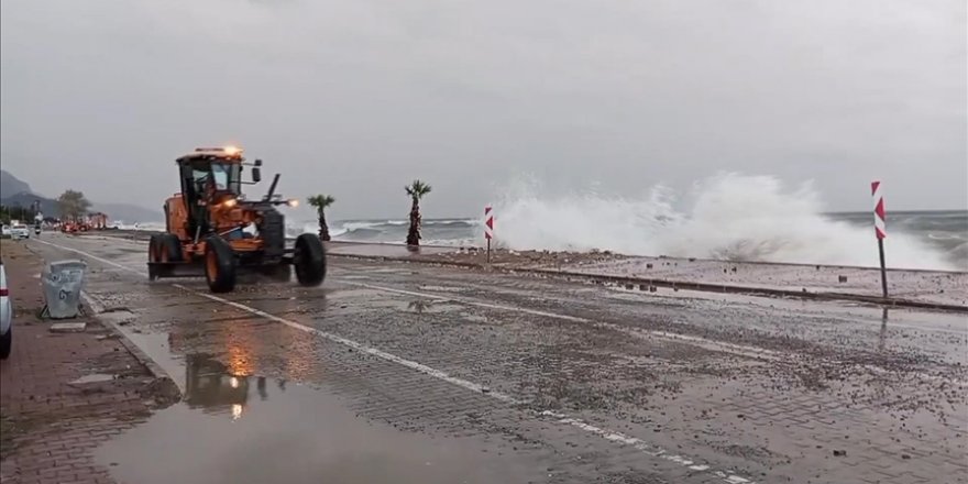 Kastamonu'da dev dalgalar Cide-Bartın kara yolunda su birikintileri oluşturdu