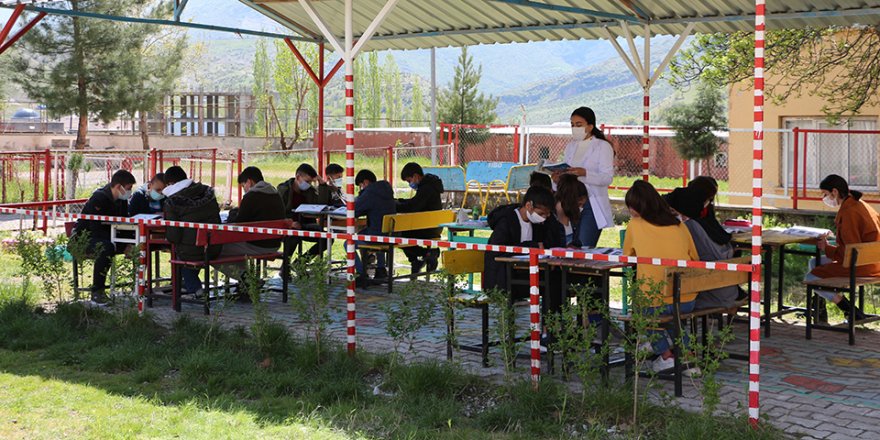 Hababam sınıfı gerçek oldu, derslerini okul bahçesinde açık hava sınıfında işliyorlar