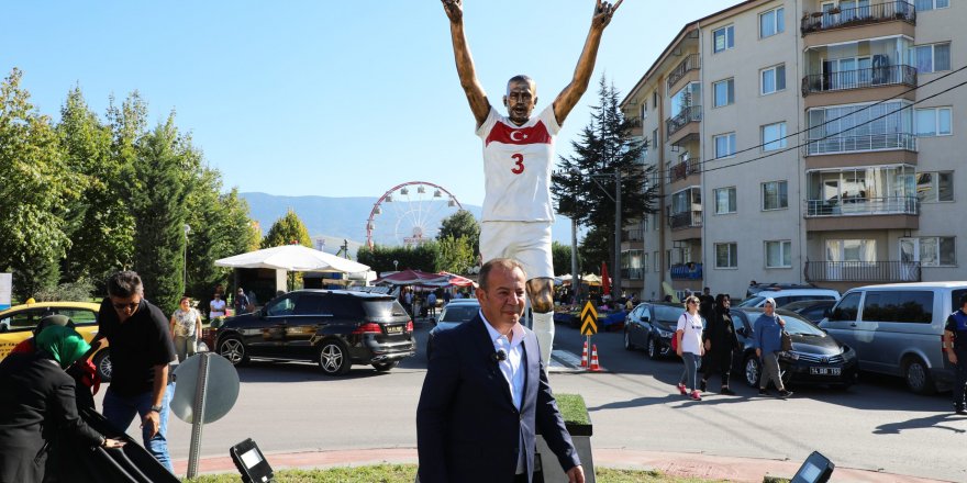 Merih Demiral’ın heykeli Bolu’ya dikildi