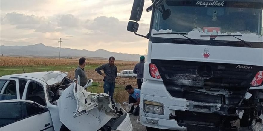 Afyonkarahisar'da tır ile otomobilin çarpışması sonucu 3 kişi öldü, 1 kişi ağır yaralandı