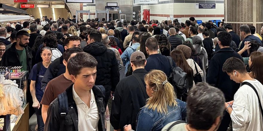 Üsküdar-Samandıra Metro Hattı'ndaki turnikelerin QR kodu okumaması nedeniyle yoğunluk oluştu