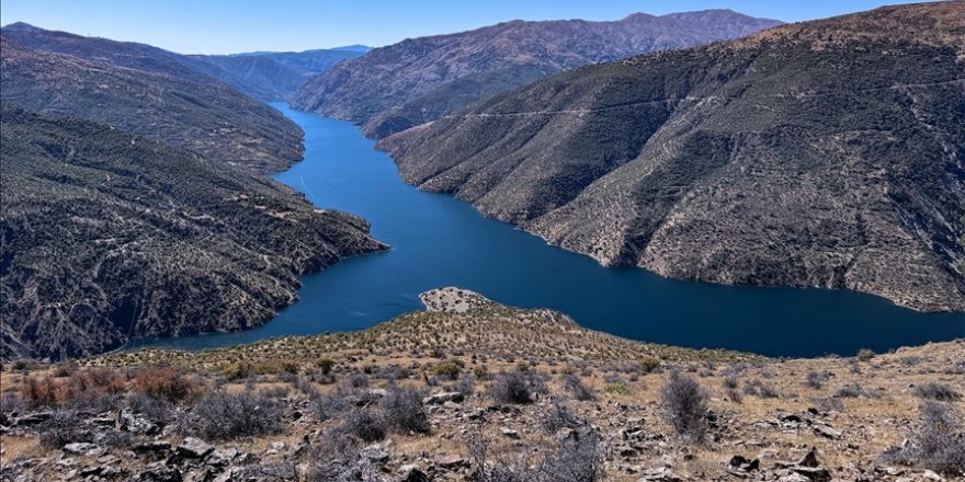 Elazığ, Diyarbakır ve Malatya'nın sınırının kesiştiği noktadaki baraj gölü manzarası dronla görüntülendi