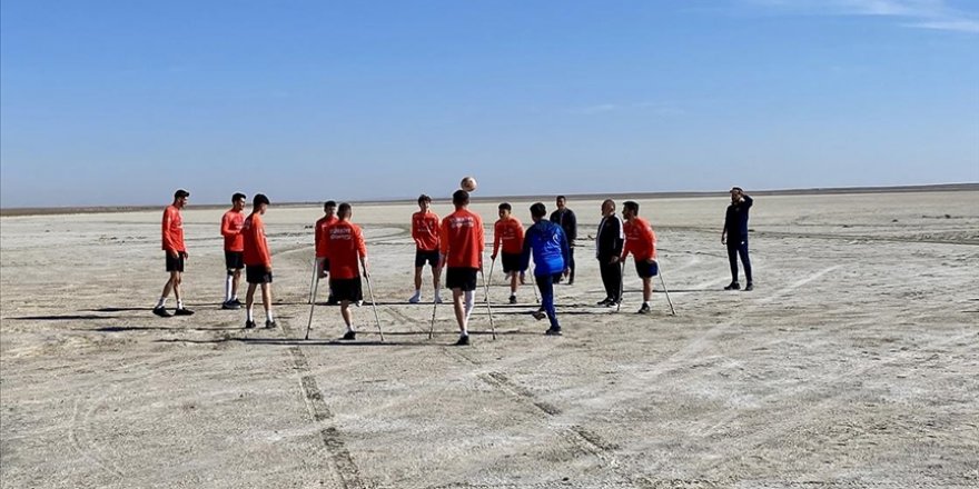 Ampute Milli Futbol Takımı, kuraklığa dikkati çekmek için kuruyan göl üzerinde antrenman yaptı