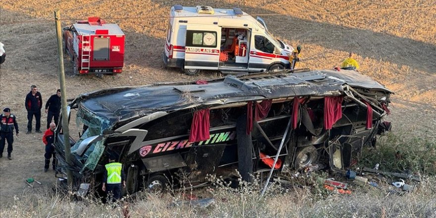 Afyonkarahisar'da yolcu otobüsünün devrildiği kazada 21 kişi yaralandı