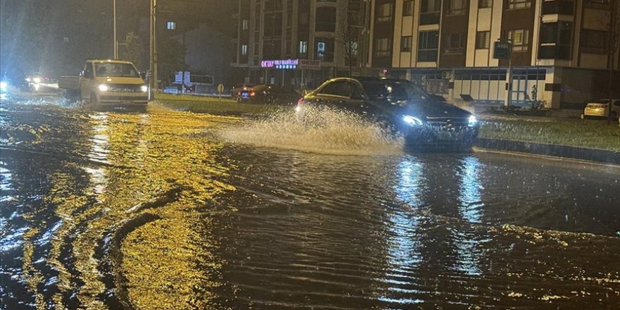 Düzce'de sağanak ve kuvvetli rüzgar etkili oldu