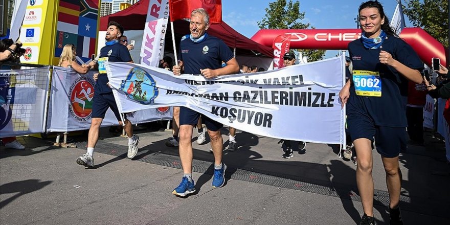 TSK Mehmetçik Vakfı üyeleri, Runkara Uluslararası Yarı Maratonu'nda gazilerle koştu