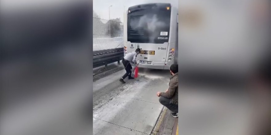 Küçükçekmece'de dumanlar yükselen metrobüsteki yangına güvenlik görevlileri müdahale etti