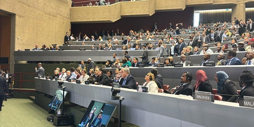 Parlamenterler, Cenevre'de İsrailli yetkilileri masalara vurarak ve salonu terk ederek protesto etti