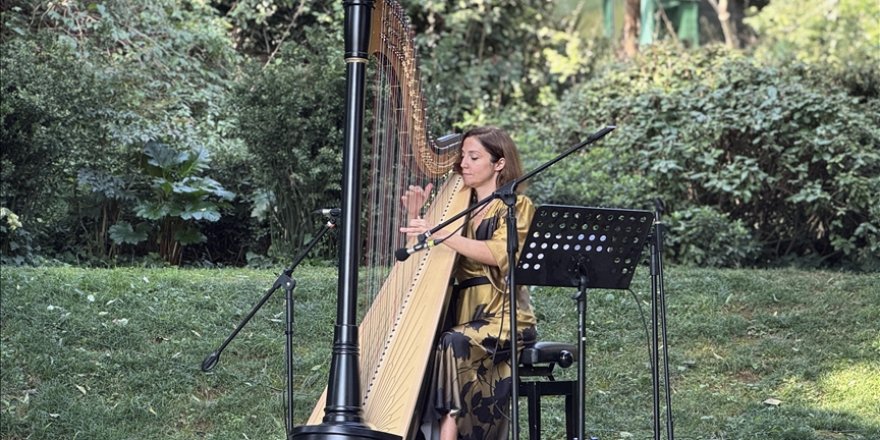 Arpist Meriç Dönük, enstrümanıyla kültürlerarası bir gezinti sunuyor