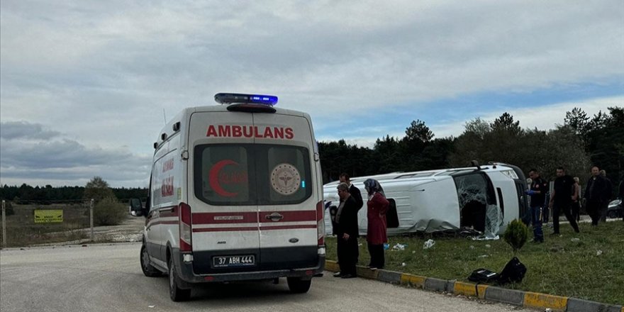 Kastamonu'da okul servisi ile tırın çarpışması sonucu 12'si öğrenci 13 kişi yaralandı