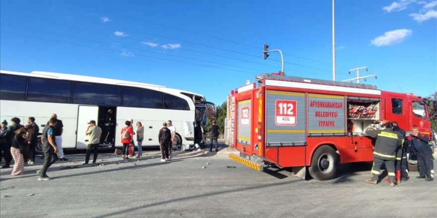 Afyonkarahisar'da yolcu otobüsüyle kamyon çarpıştı, muavin öldü, 19 kişi yaralandı