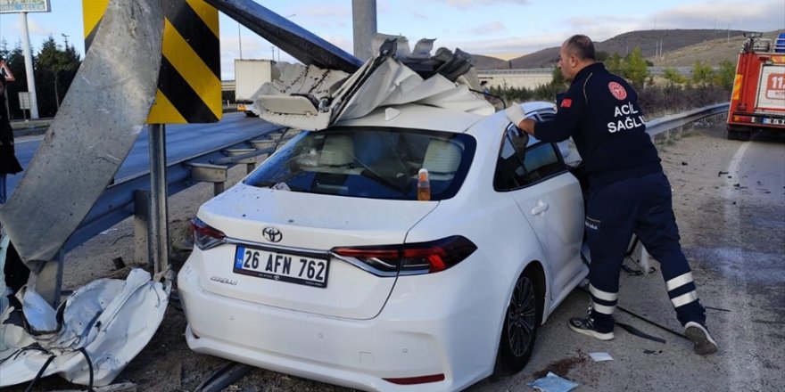 Afyonkarahisar'da bariyerlere çarpan otomobildeki 1 kişi öldü, 4 kişi yaralandı