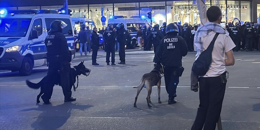 Berlin’de polis, Filistin’e destek eyleminde göstericilere karşı köpekleri kullandı