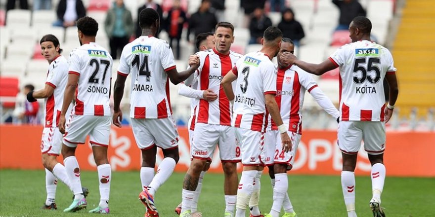 Sivasspor, sahasında Atakaş Hatayspor'u 3-2 yendi