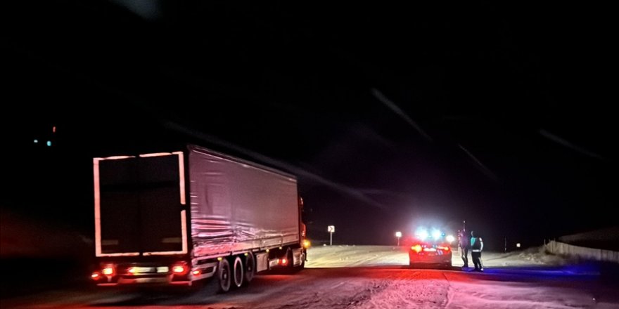 Kop Dağı Geçidi'nde tipi ve buzlanma nedeniyle ulaşım kontrollü sağlanıyor