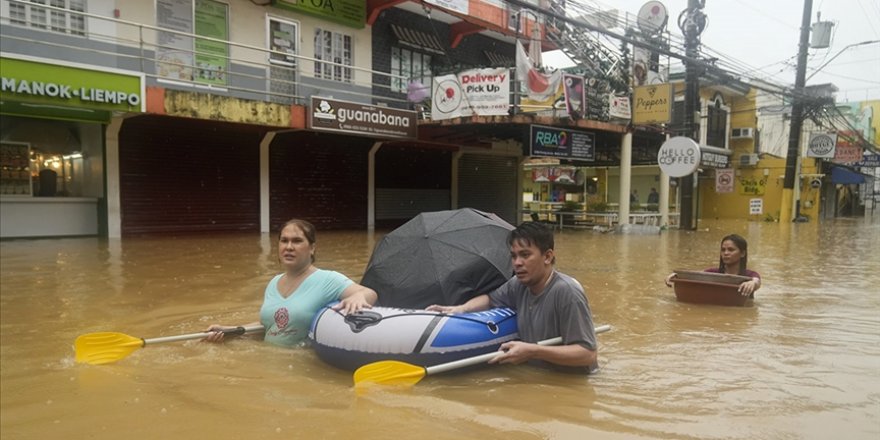 Filipinler'de tropik fırtına öncesi etkili olan şiddetli yağış sellere yol açtı