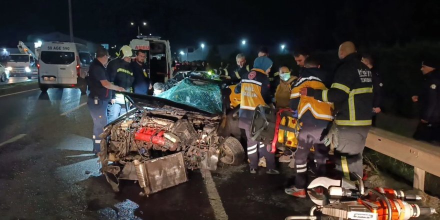 Aydınlatma direğine çarpan otomobildeki 1 kişi öldü, 1 kişi yaralandı