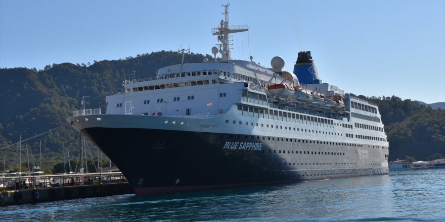 Yolcu gemisi "Blue Sapphire" tur hazırlığı için Marmaris'te