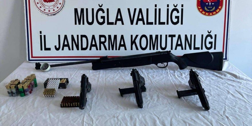 Muğla'da ruhsatsız silah ve uyuşturucu operasyonunda 11 şüpheli yakalandı