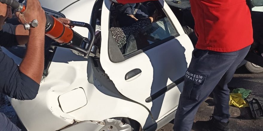 Manisa’da iki otomobilin çarpışması sonucu 1 kişi öldü 3 kişi yaralandı