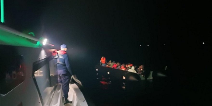 İzmir açıklarında 29 düzensiz göçmen kurtarıldı, 80 düzensiz göçmen yakalandı