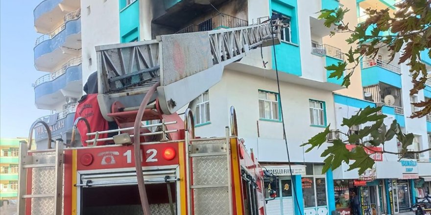 Şanlıurfa'da yangında mahsur kalan 2 çocuk vatandaşların açtığı battaniyeye atlayıp kurtuldu