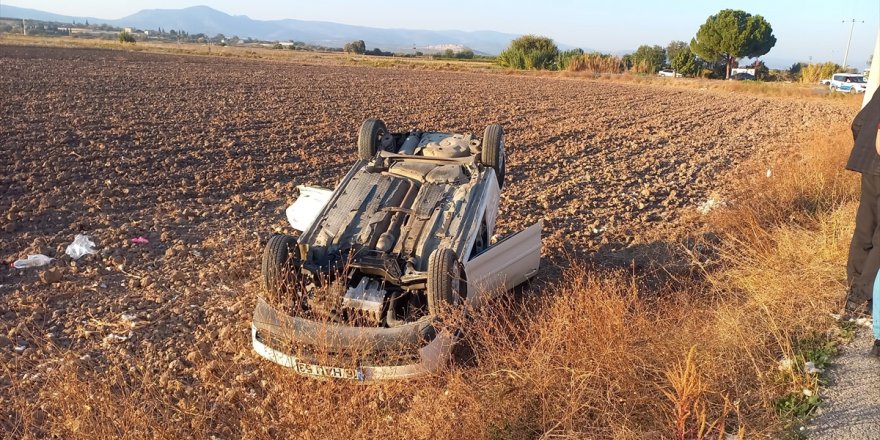 Manisa'da iki otomobilin çarpıştığı kazada 5 kişi yaralandı