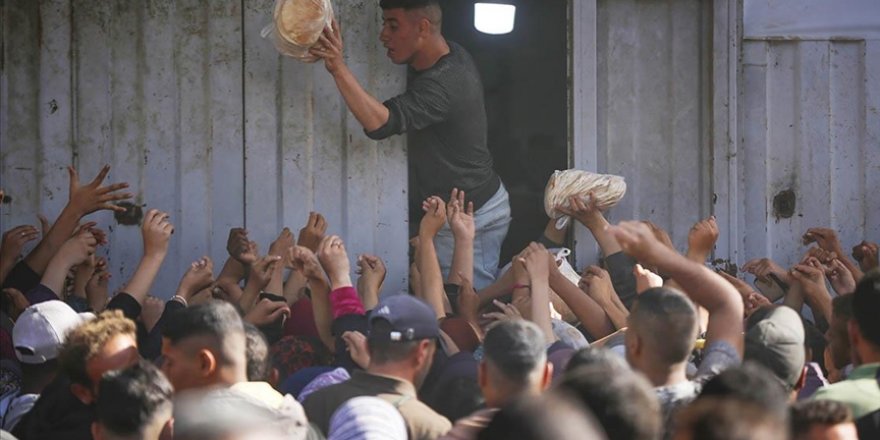 İsrail'in saldırılarını sürdürdüğü Gazze Şeridi'nin güneyinde un ve ekmek krizi derinleşiyor