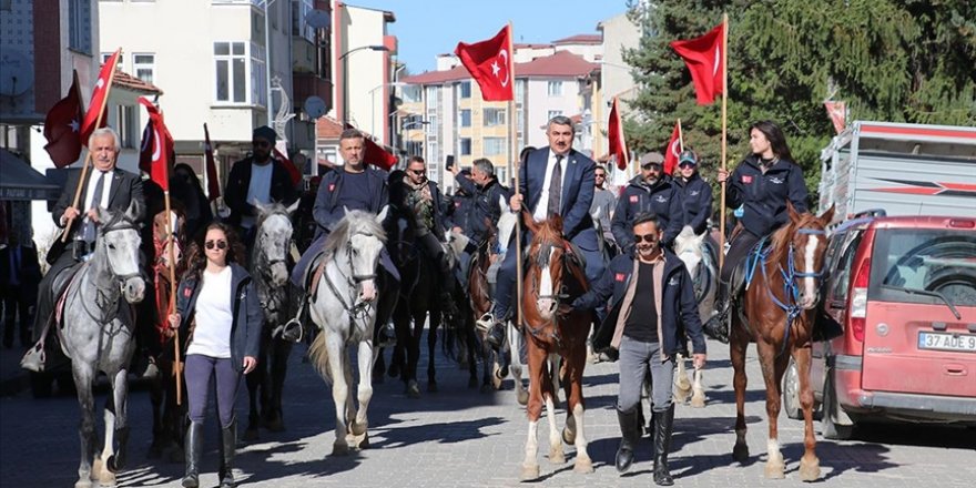 İstiklal Yolu'nu at sırtında geçtiler