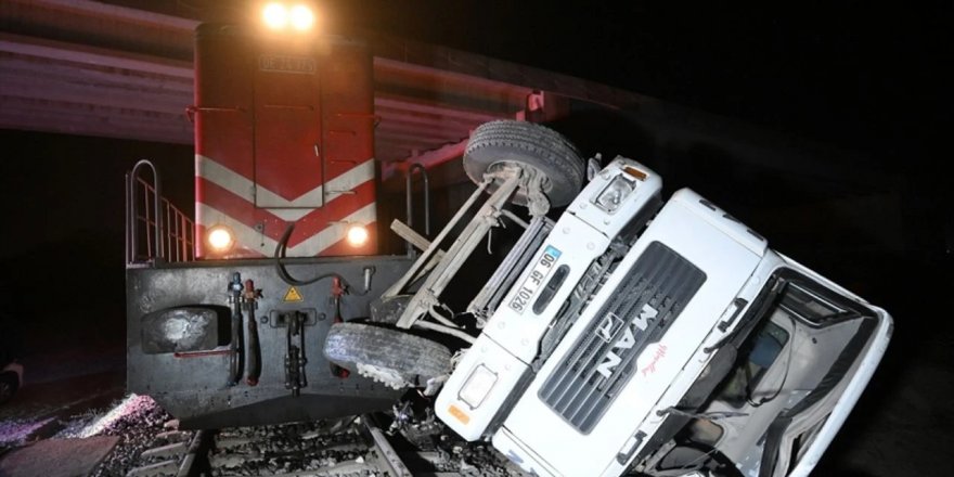 Yolcu treni raylarda bırakılan beton pompası aracına çarptı