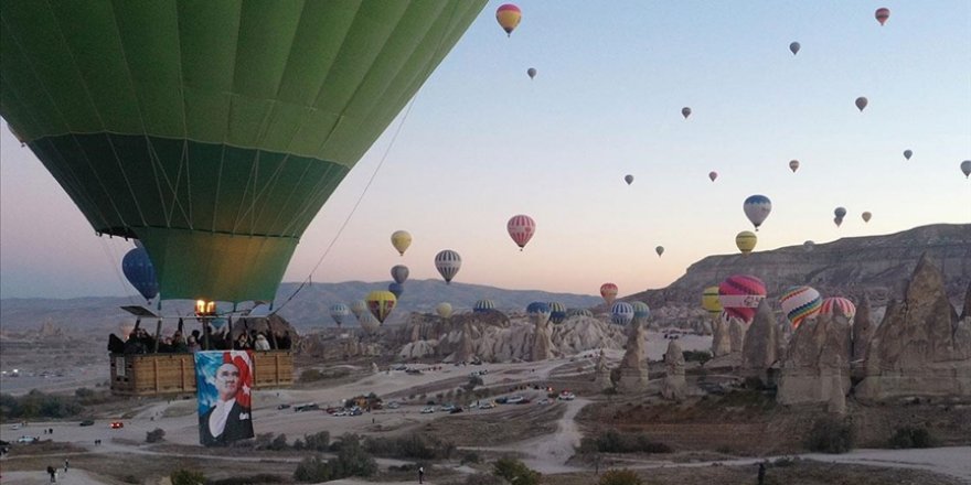 Kapadokya'da balonlar Türk bayraklarını gökyüzünde dalgalandırdı