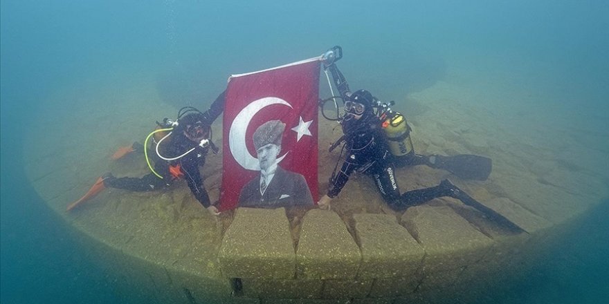 29 Ekim Cumhuriyet Bayramı Van Gölü'nün derinliklerinde kutlandı