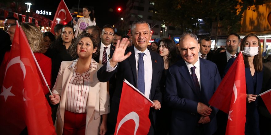 CHP Genel Başkanı Özel, Manisa'da fener alayında yürüdü, konser dinledi