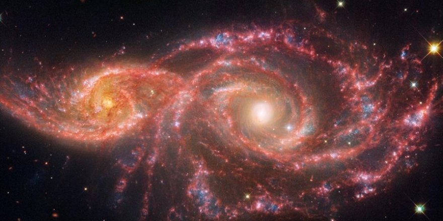 Webb ve Hubble uzay teleskopları "kanlı gözlere" benzeyen iki galaksiyi görüntüledi