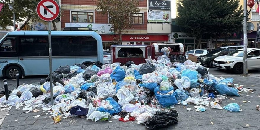 İstanbul'da 4 ilçede eylem yapan temizlik işçileri nedeniyle hizmetlerde aksamalar yaşanıyor