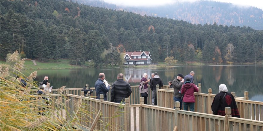 Bolu Gölcük Tabiat Parkı, sonbaharda da misafirlerini ağırlıyor